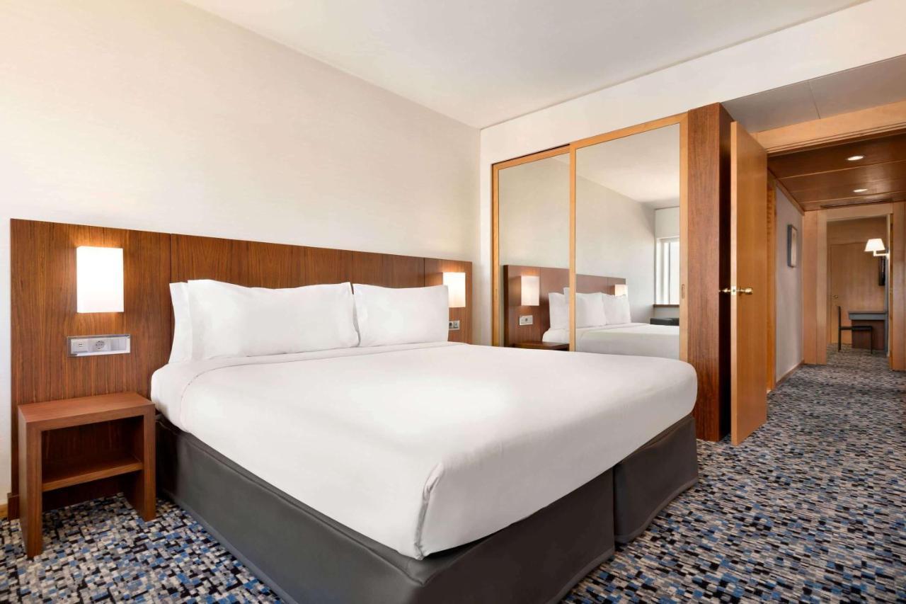 King Suite with River View - Non-Smoking